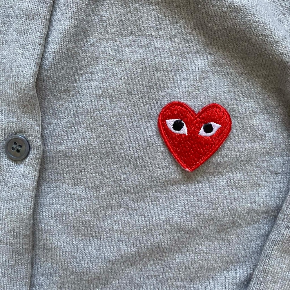 Comme des Garcons PLAY Cardigan Grey Red Heart Logo Button Up Size Medium - Picture 4 of 5